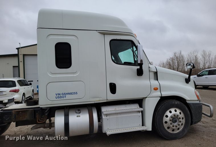 image for item DM8143 2016 Freightliner Cascadia  semi truck