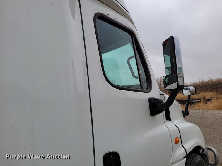 image for item DM8143 2016 Freightliner Cascadia  semi truck