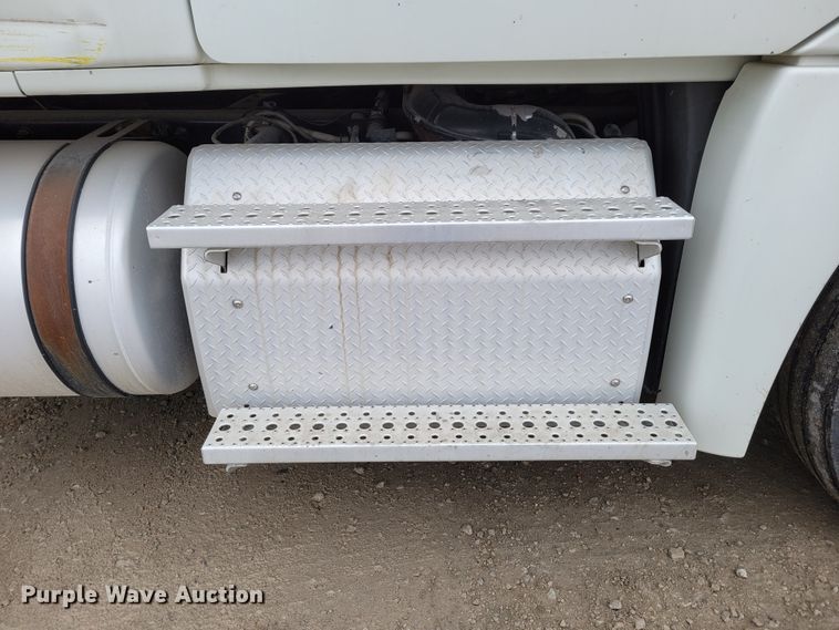 image for item DM8143 2016 Freightliner Cascadia  semi truck