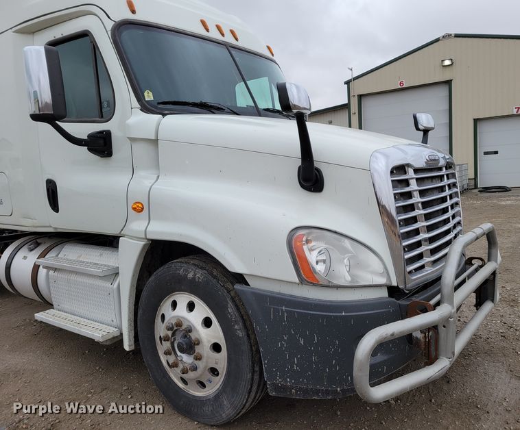 image for item DM8143 2016 Freightliner Cascadia  semi truck