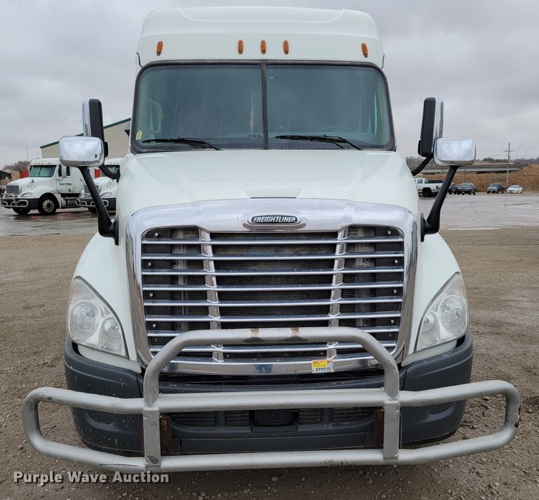 image for item DM8143 2016 Freightliner Cascadia  semi truck