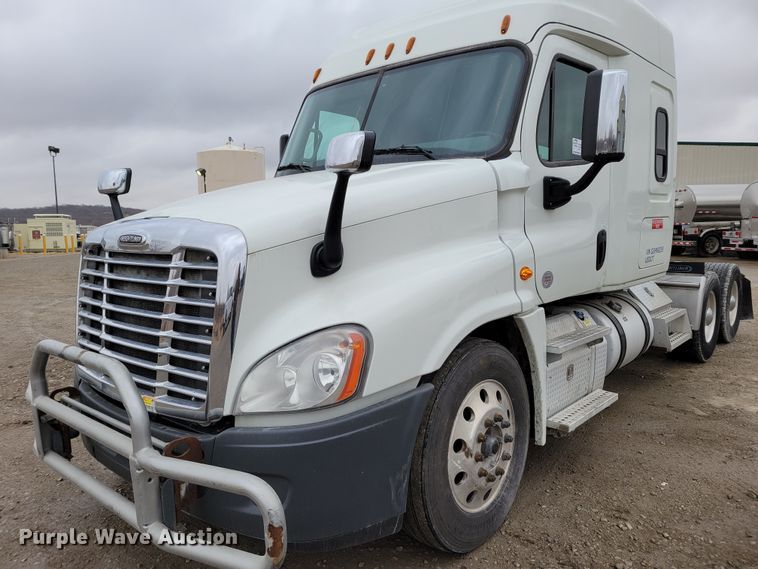 image for item DM8143 2016 Freightliner Cascadia  semi truck