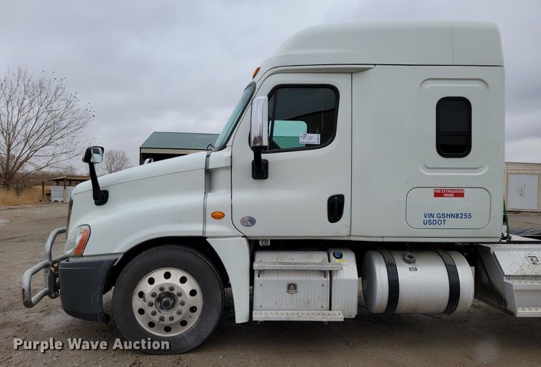 image for item DM8143 2016 Freightliner Cascadia  semi truck