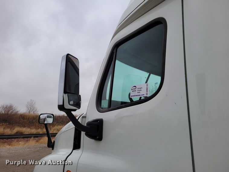 image for item DM8143 2016 Freightliner Cascadia  semi truck