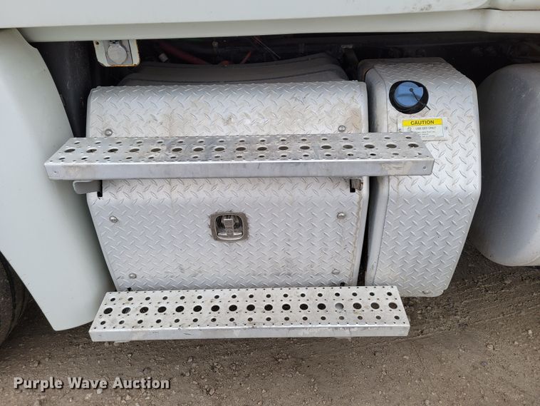 image for item DM8143 2016 Freightliner Cascadia  semi truck