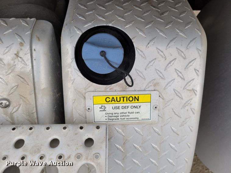 image for item DM8143 2016 Freightliner Cascadia  semi truck