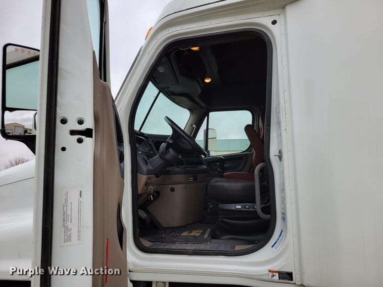 image for item DM8143 2016 Freightliner Cascadia  semi truck