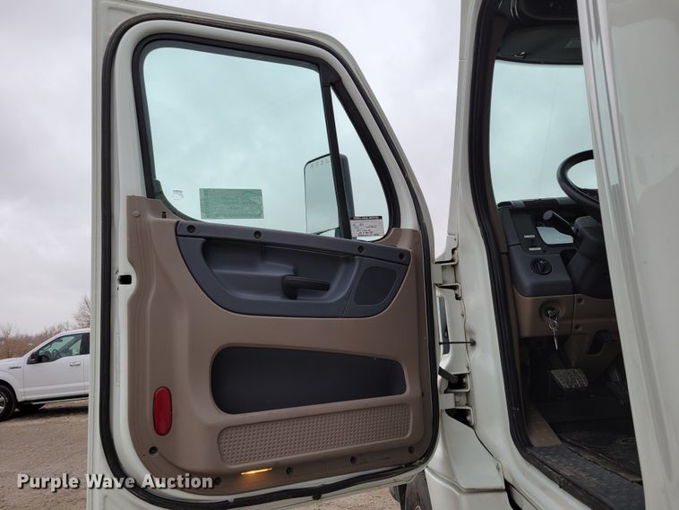 image for item DM8143 2016 Freightliner Cascadia  semi truck