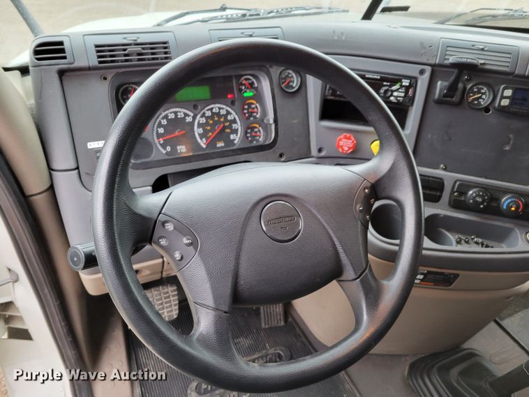 image for item DM8143 2016 Freightliner Cascadia  semi truck