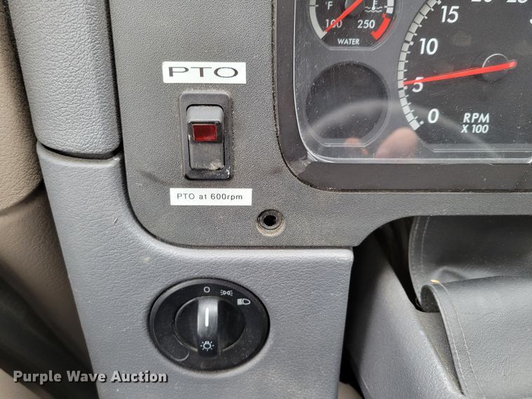 image for item DM8143 2016 Freightliner Cascadia  semi truck