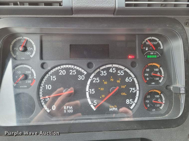 image for item DM8143 2016 Freightliner Cascadia  semi truck