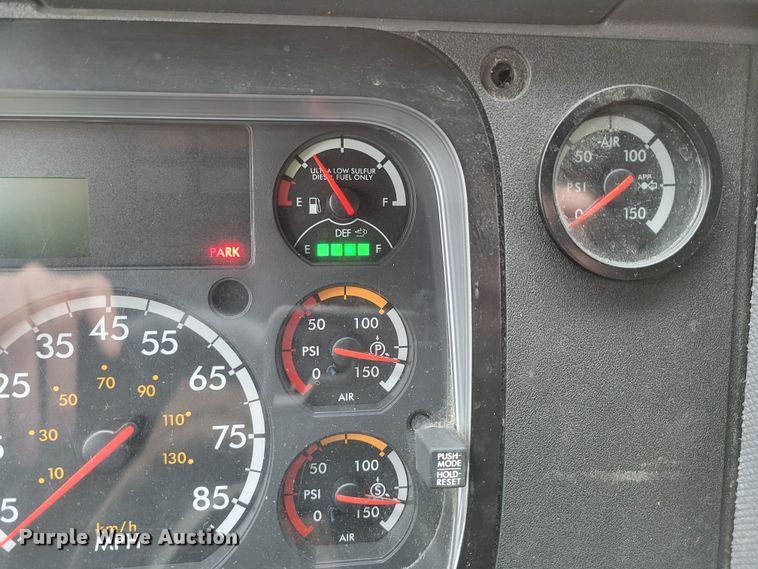 image for item DM8143 2016 Freightliner Cascadia  semi truck