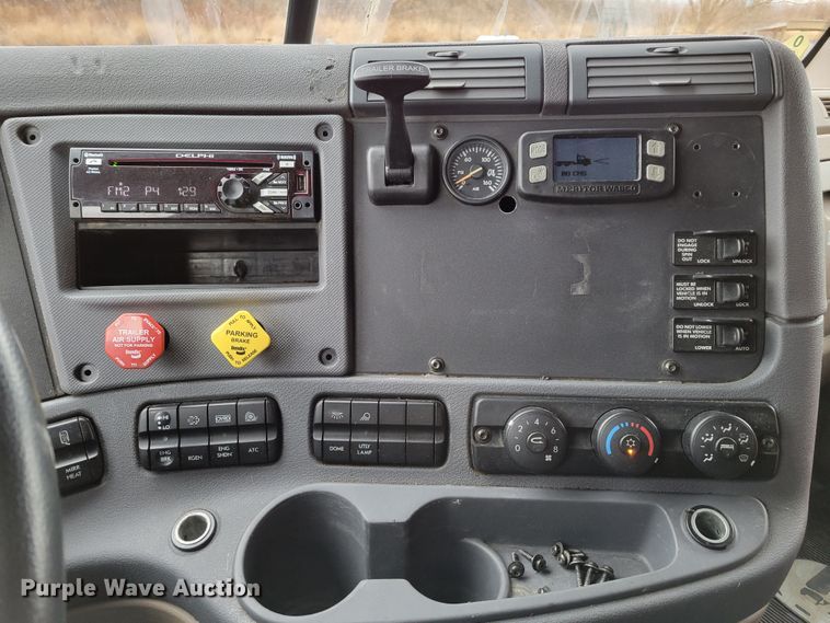 image for item DM8143 2016 Freightliner Cascadia  semi truck