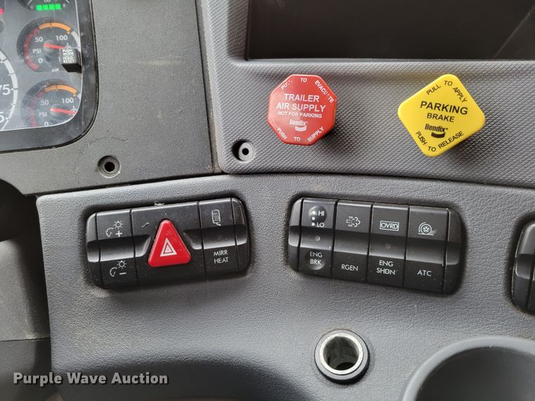 image for item DM8143 2016 Freightliner Cascadia  semi truck