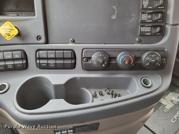 image for item DM8143 2016 Freightliner Cascadia  semi truck