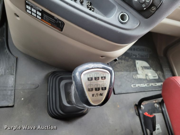 image for item DM8143 2016 Freightliner Cascadia  semi truck