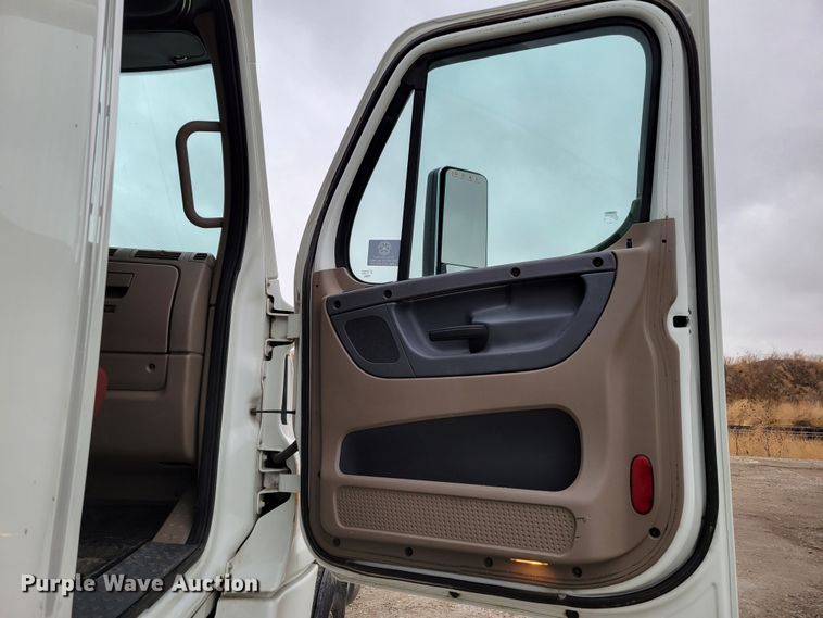 image for item DM8143 2016 Freightliner Cascadia  semi truck