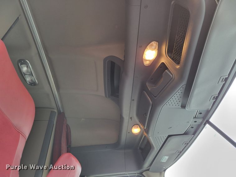 image for item DM8143 2016 Freightliner Cascadia  semi truck