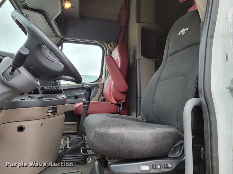 image for item DM8143 2016 Freightliner Cascadia  semi truck