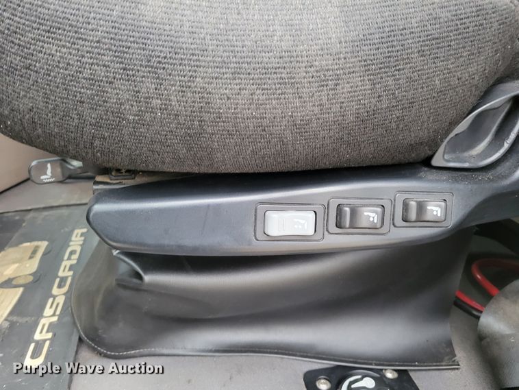 image for item DM8143 2016 Freightliner Cascadia  semi truck