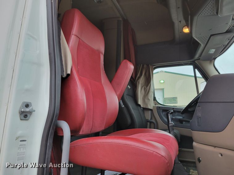 image for item DM8143 2016 Freightliner Cascadia  semi truck