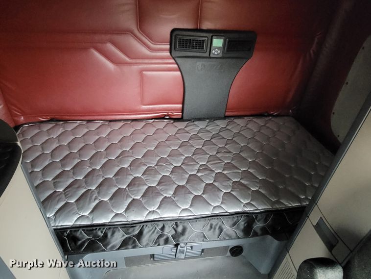 image for item DM8143 2016 Freightliner Cascadia  semi truck