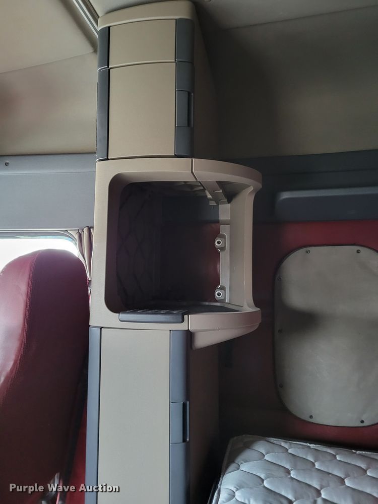 image for item DM8143 2016 Freightliner Cascadia  semi truck