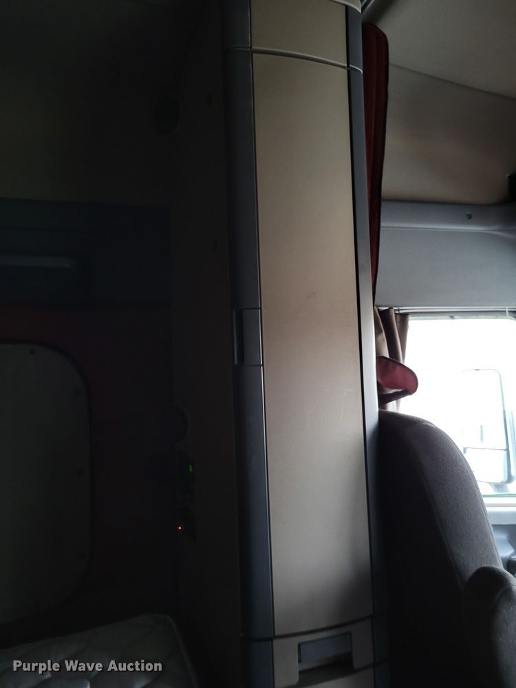 image for item DM8143 2016 Freightliner Cascadia  semi truck