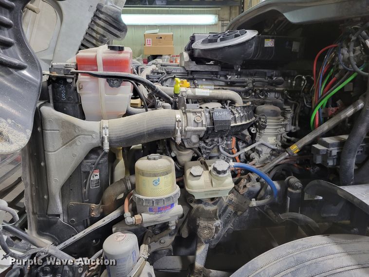 image for item DM8143 2016 Freightliner Cascadia  semi truck