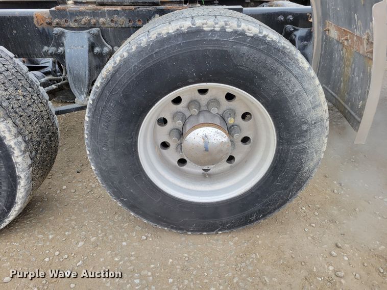 image for item DM8143 2016 Freightliner Cascadia  semi truck