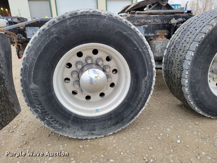 image for item DM8143 2016 Freightliner Cascadia  semi truck