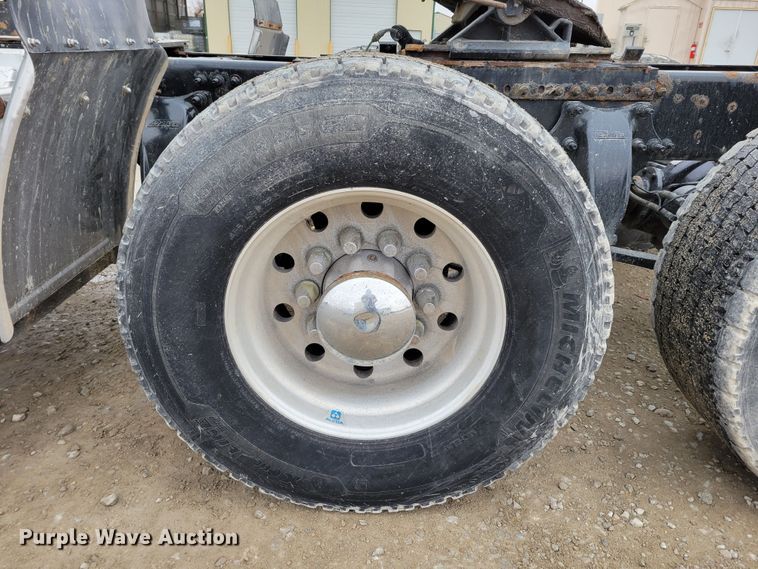 image for item DM8143 2016 Freightliner Cascadia  semi truck