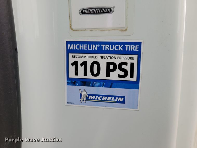 image for item DM8143 2016 Freightliner Cascadia  semi truck