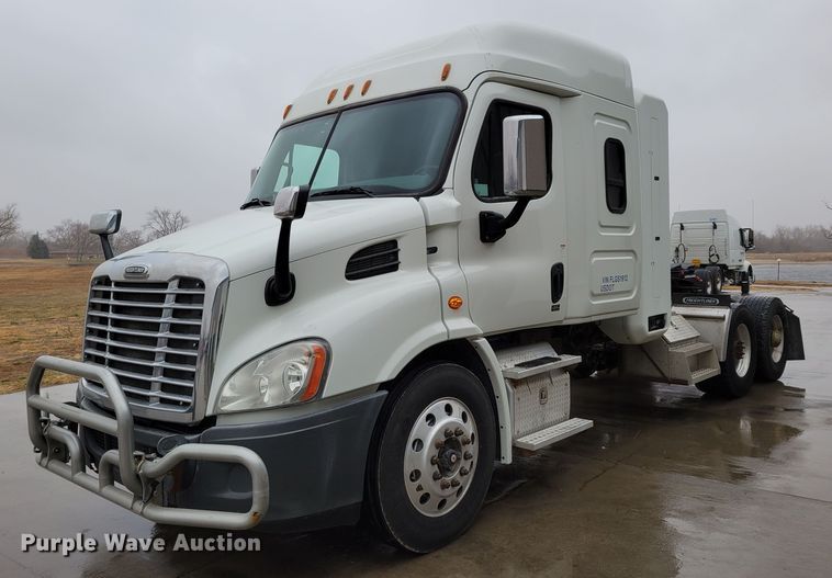 image for item DM8144 2015 Freightliner Cascadia  semi truck