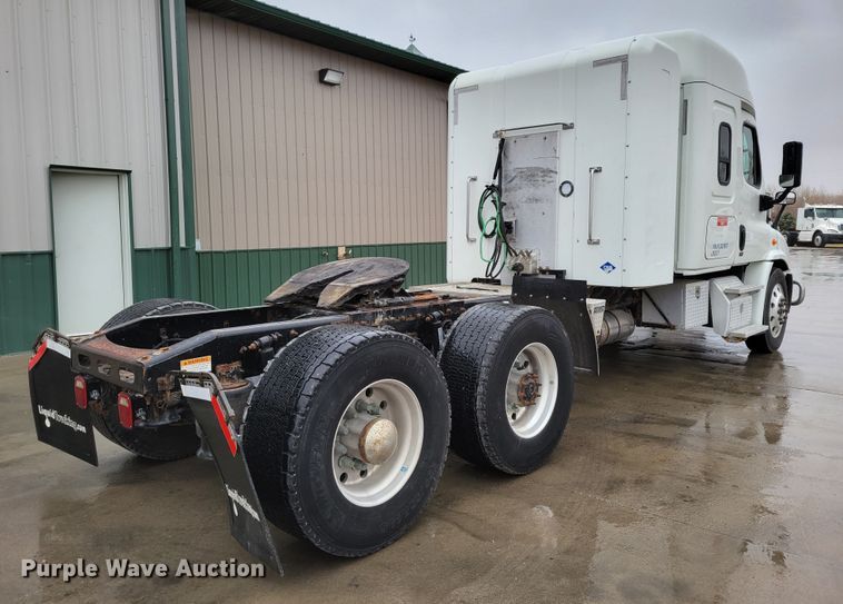 image for item DM8144 2015 Freightliner Cascadia  semi truck