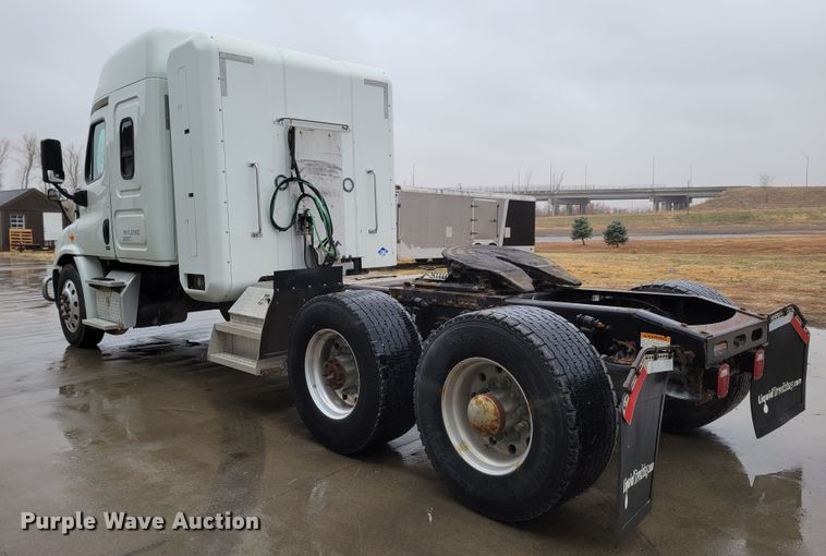 image for item DM8144 2015 Freightliner Cascadia  semi truck