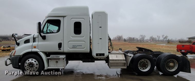 image for item DM8144 2015 Freightliner Cascadia  semi truck