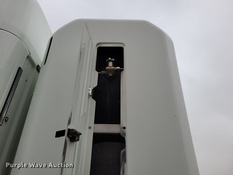 image for item DM8144 2015 Freightliner Cascadia  semi truck