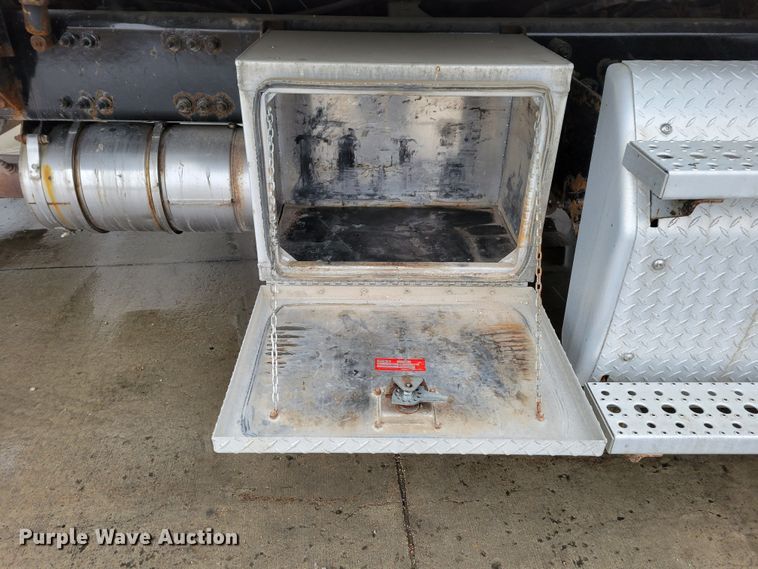 image for item DM8144 2015 Freightliner Cascadia  semi truck