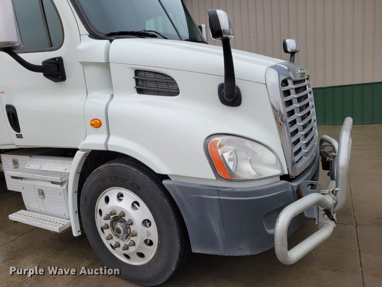 image for item DM8144 2015 Freightliner Cascadia  semi truck