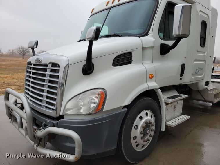 image for item DM8144 2015 Freightliner Cascadia  semi truck