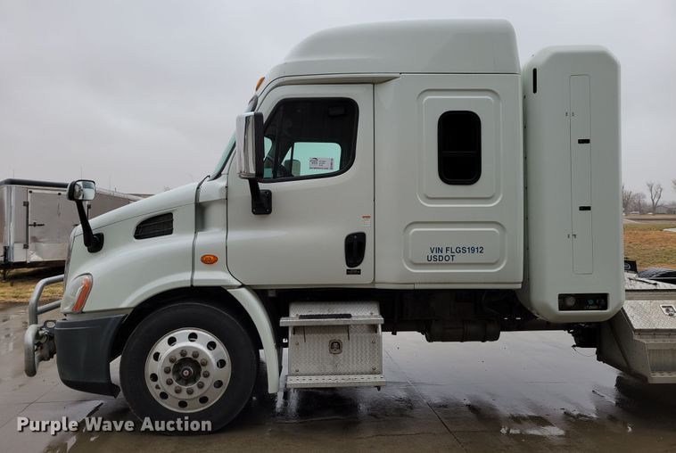 image for item DM8144 2015 Freightliner Cascadia  semi truck