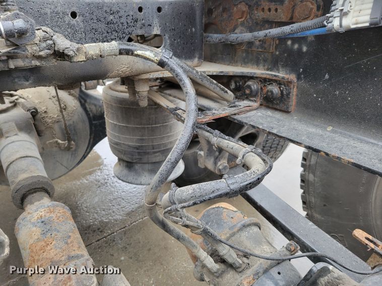 image for item DM8144 2015 Freightliner Cascadia  semi truck