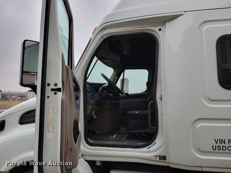 image for item DM8144 2015 Freightliner Cascadia  semi truck