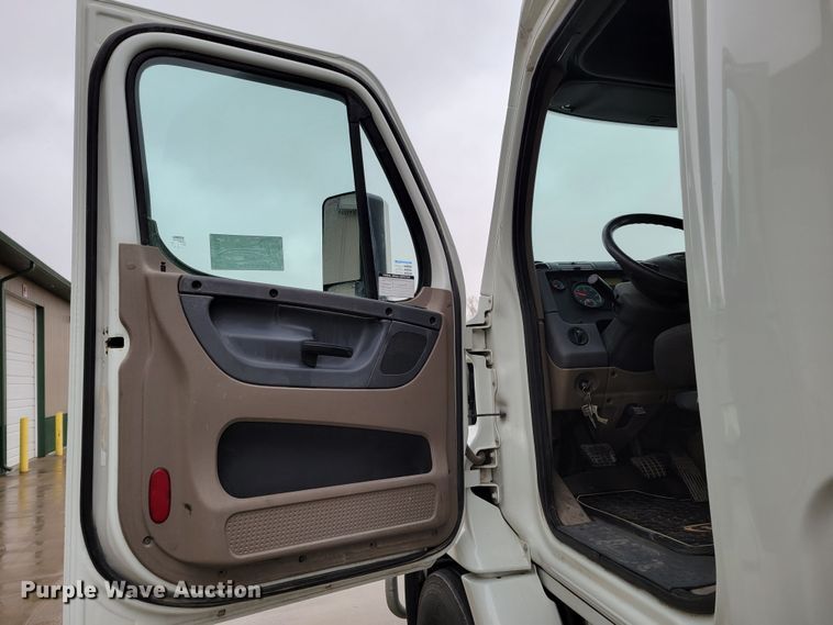 image for item DM8144 2015 Freightliner Cascadia  semi truck