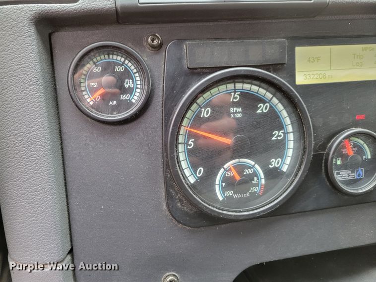 image for item DM8144 2015 Freightliner Cascadia  semi truck