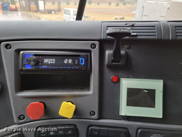 image for item DM8144 2015 Freightliner Cascadia  semi truck