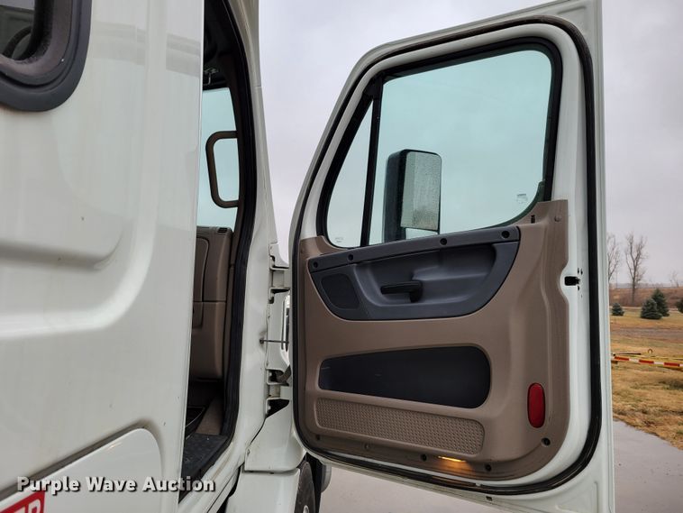 image for item DM8144 2015 Freightliner Cascadia  semi truck