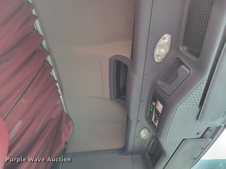 image for item DM8144 2015 Freightliner Cascadia  semi truck