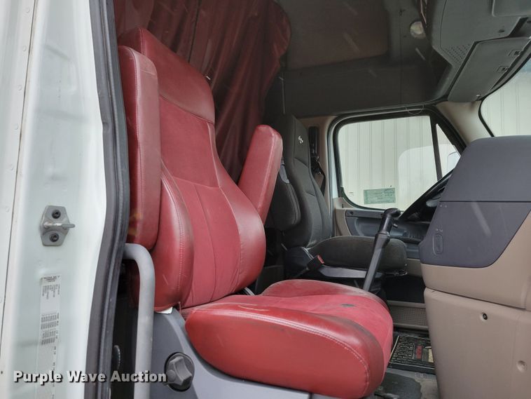 image for item DM8144 2015 Freightliner Cascadia  semi truck